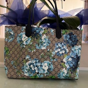 !! Holiday Sales !! Price dropped Gucci Ophidia leather tote
Floral Blue